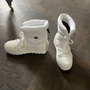 Size 8 BNWT White quilted vegan boots
